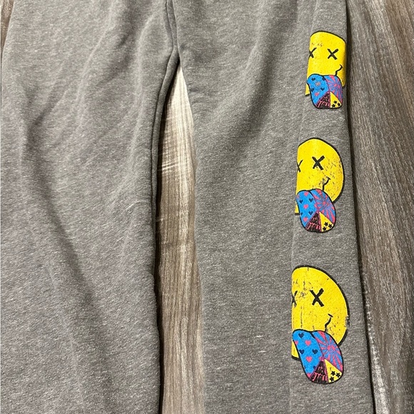 MENU girls, smiley face grey sweatpants, great condition, size Xl - Picture 2 of 3